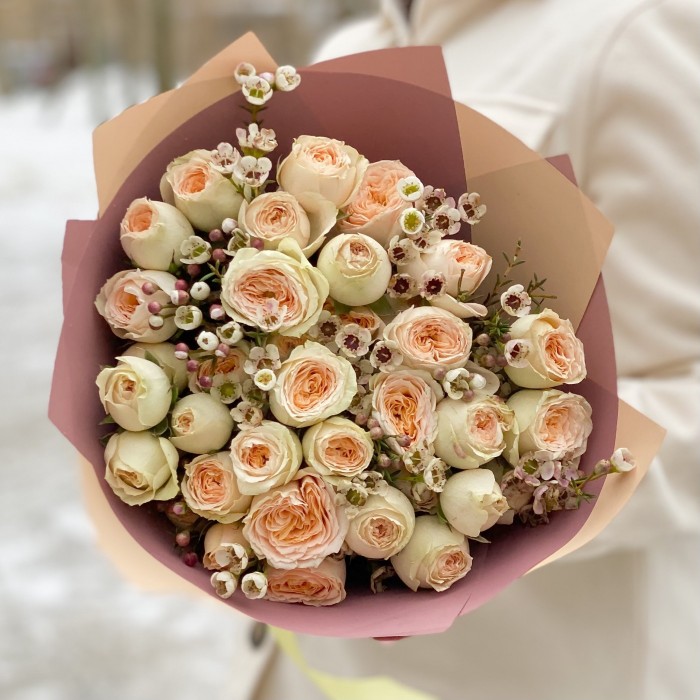 9 кустовых кремовых роз Павлова с шамелациумом